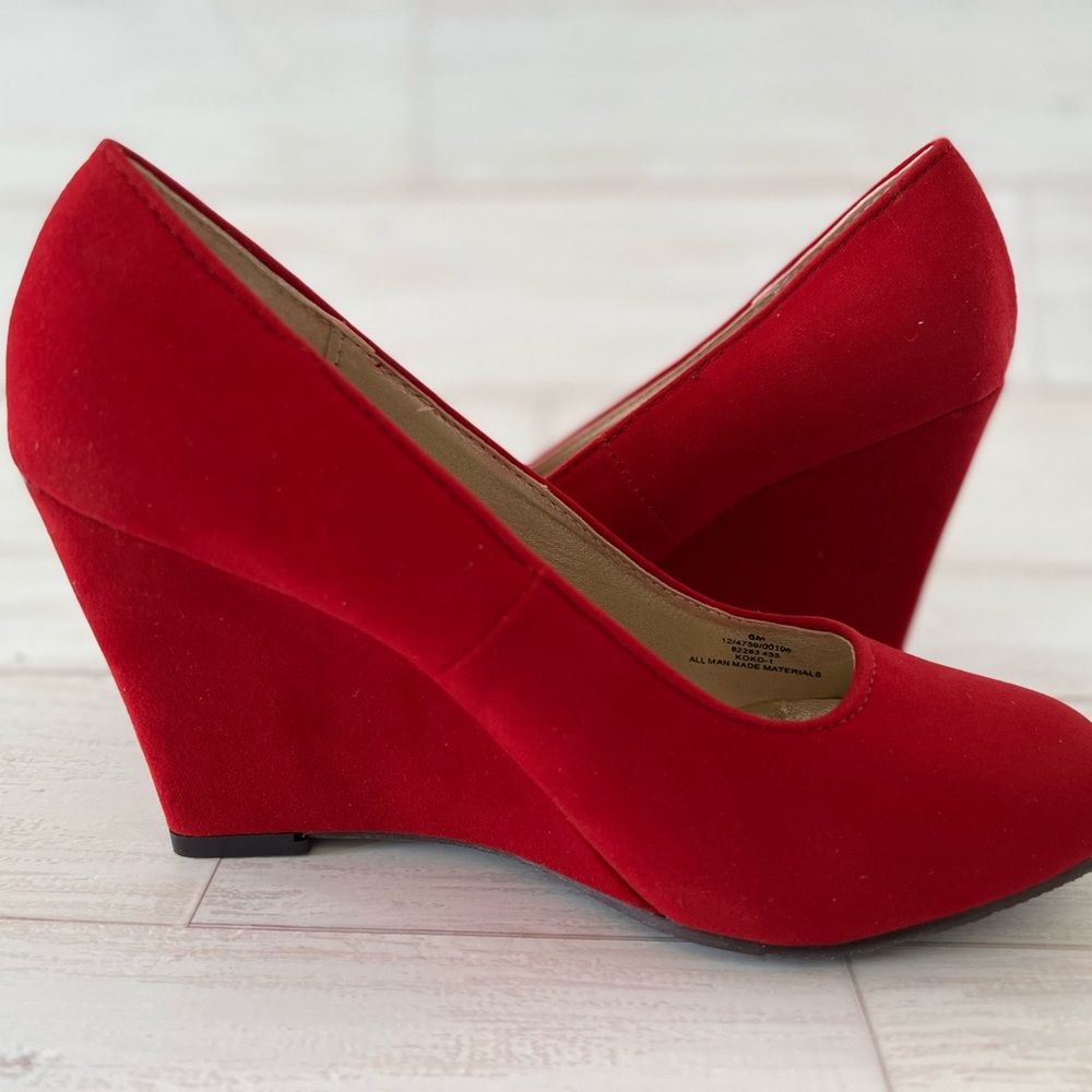 Red size 8 wedges